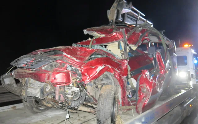 Mladík na dálnic u Prostějova nezvládl dacii. Tři zranění a auto na odpis