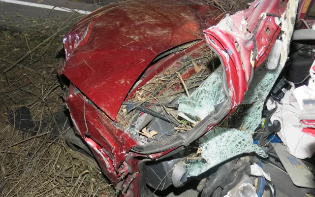 Mladík na dálnic u Prostějova nezvládl dacii. Tři zranění a auto na odpis