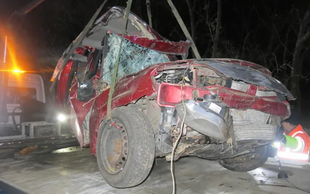 Mladík na dálnic u Prostějova nezvládl dacii. Tři zranění a auto na odpis