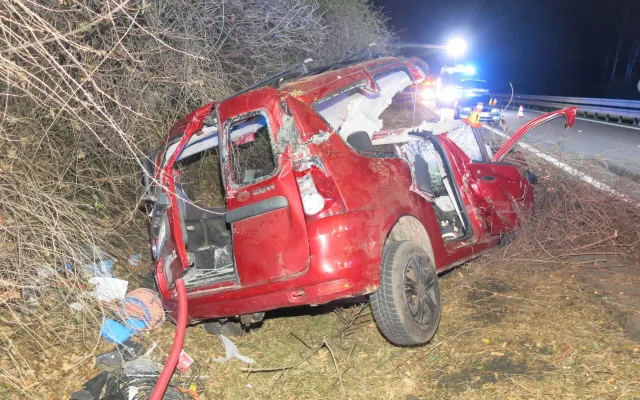 Mladík na dálnic u Prostějova nezvládl dacii. Tři zranění a auto na odpis