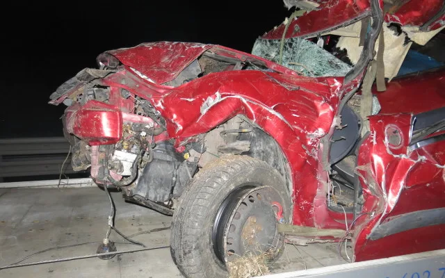 Mladík na dálnic u Prostějova nezvládl dacii. Tři zranění a auto na odpis