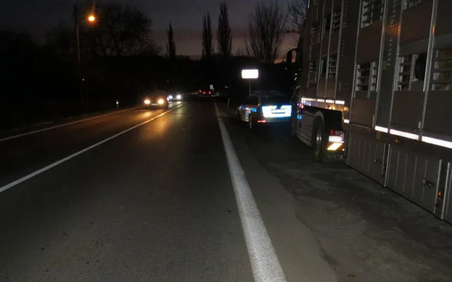 Po průjezdu nákladního auta havaroval v Šumperku muž na elektrokole