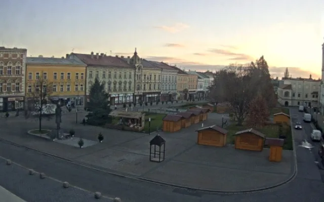 V Prostějově budí pozornost křivý vánoční strom. Je to jen z jedné strany, brání se město