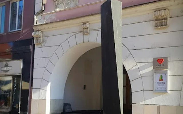 Bronzová socha Torsion na Dolním náměstí v Olomouci. Díla získaná díky Sochařskému festivalu Sculpture Line mají své místo v olomouckých ulicích už několik let