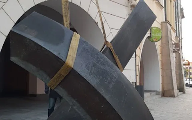 Bronzová socha Torsion na Dolním náměstí v Olomouci. Díla získaná díky Sochařskému festivalu Sculpture Line mají své místo v olomouckých ulicích už několik let