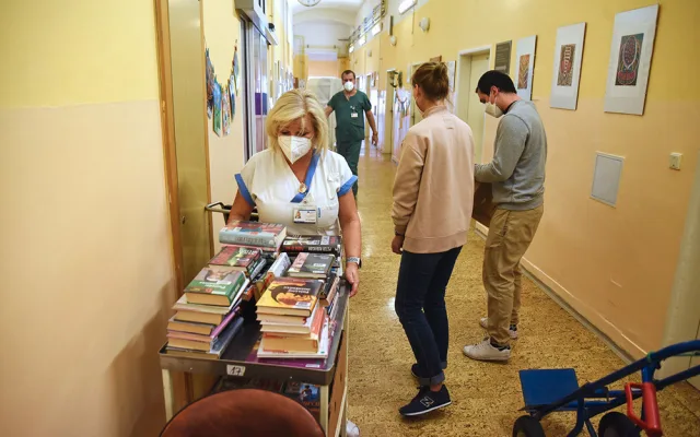 Zástupci Knihovny města Olomouce a Dobrovolnického centra Fakultní nemocnice Olomouc se zapojili do společného projektu