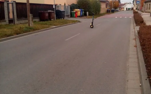 Stížností na pohozené koloběžky neubývá. Pro nevidomé a invalidy jsou pohromou
