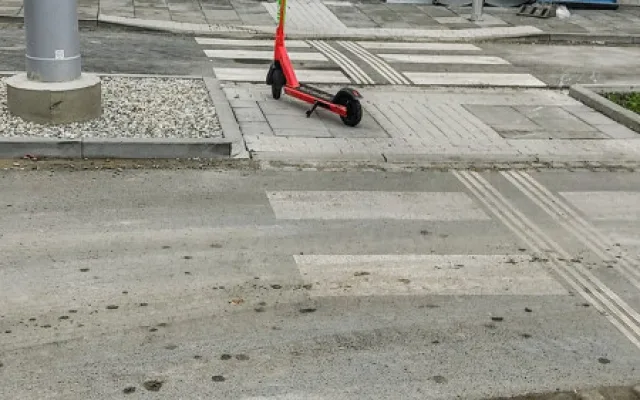 Stížností na pohozené koloběžky neubývá. Pro nevidomé a invalidy jsou pohromou