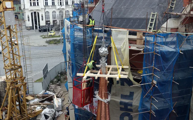 Červený kostel dostal novou věžičku. Zdobí ji ocelové šperky sochaře Jana Dostála