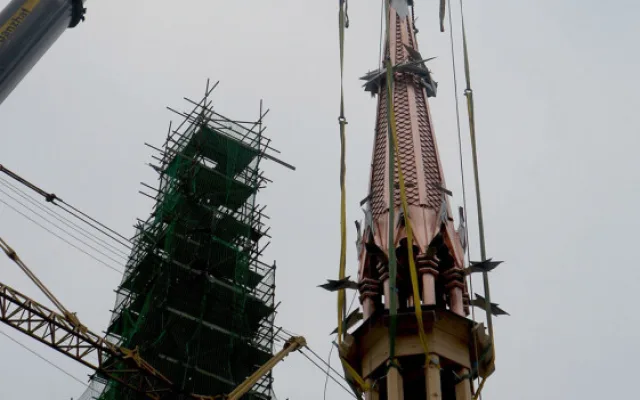 Červený kostel dostal novou věžičku. Zdobí ji ocelové šperky sochaře Jana Dostála