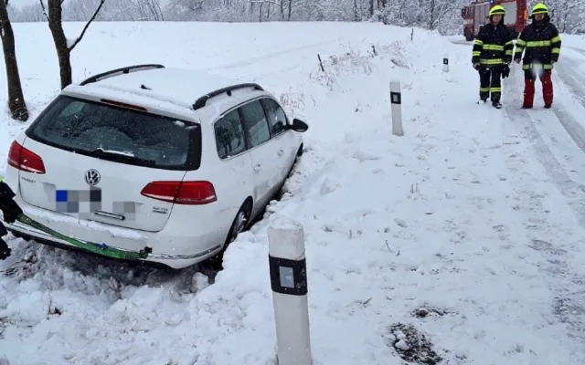 Vydatné sněžení po celý víkend komplikuje dopravu napříč Olomouckým krajem