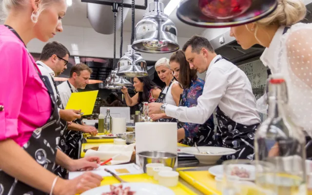Vánoční večírek v dobré restauraci, u vás ve firmě nebo v soukromí? Připravíme na klíč