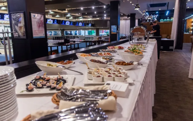 Vánoční večírek v dobré restauraci, u vás ve firmě nebo v soukromí? Připravíme na klíč