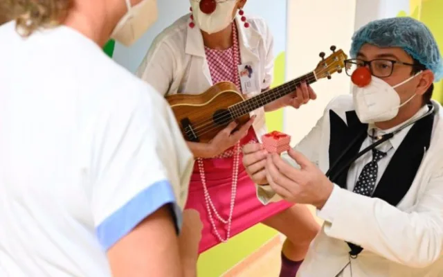 Zdravotní klauni slaví 20 let existence. Včera přinesli symbolických 20 minut radosti lékařům a sestrám