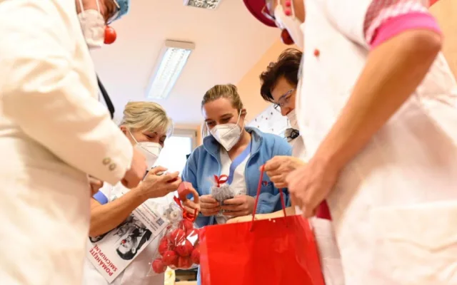 Zdravotní klauni slaví 20 let existence. Včera přinesli symbolických 20 minut radosti lékařům a sestrám