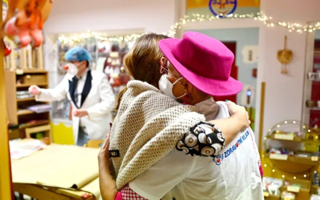 Zdravotní klauni slaví 20 let existence. Včera přinesli symbolických 20 minut radosti lékařům a sestrám