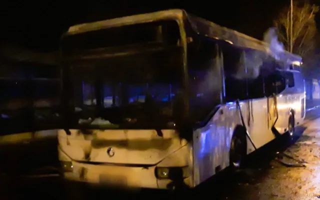 Hasiči brzy ráno likvidovali požár autobusu u nádraží v Prostějově. Zraněn nebyl nikdo