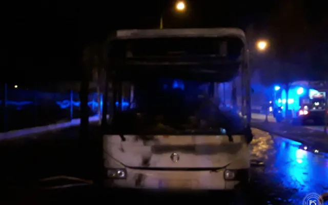 Hasiči brzy ráno likvidovali požár autobusu u nádraží v Prostějově. Zraněn nebyl nikdo