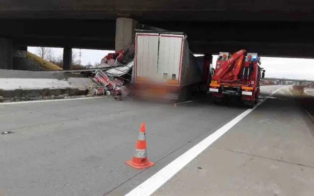 Kamion narazil do mostního pilíře na dálnici D35 u Olomouce. Řidiče vyprostili hasiči