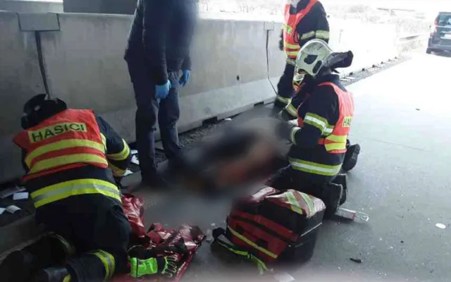 Kamion narazil do mostního pilíře na dálnici D35 u Olomouce. Řidiče vyprostili hasiči