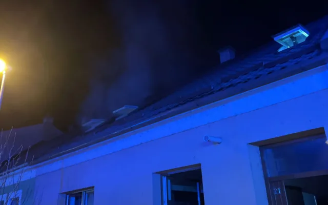 Hasiči likvidovali požár podkroví rodinného domu ve Chválkovicích. Jeden z nich se zranil v obličeji