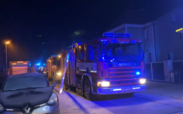 Hasiči likvidovali požár podkroví rodinného domu ve Chválkovicích. Jeden z nich se zranil v obličeji