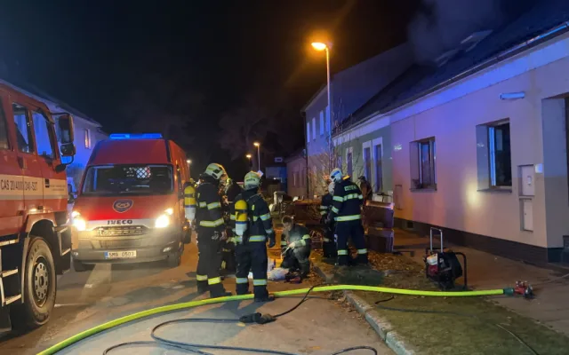 Hasiči likvidovali požár podkroví rodinného domu ve Chválkovicích. Jeden z nich se zranil v obličeji