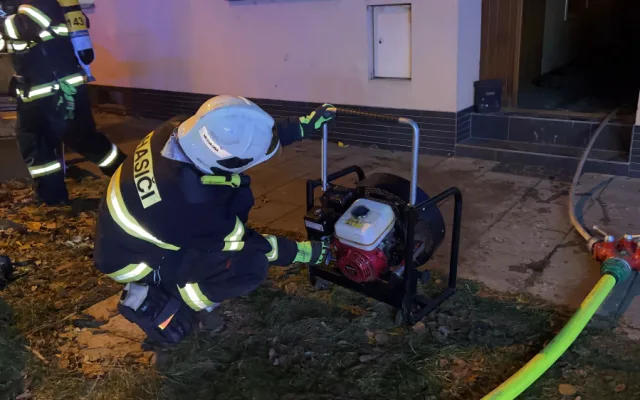 Hasiči likvidovali požár podkroví rodinného domu ve Chválkovicích. Jeden z nich se zranil v obličeji