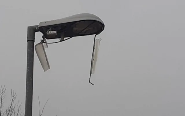 Vandalové v noci zdemolovali lampy na cyklostezce u Litovle. Město hledá svědky