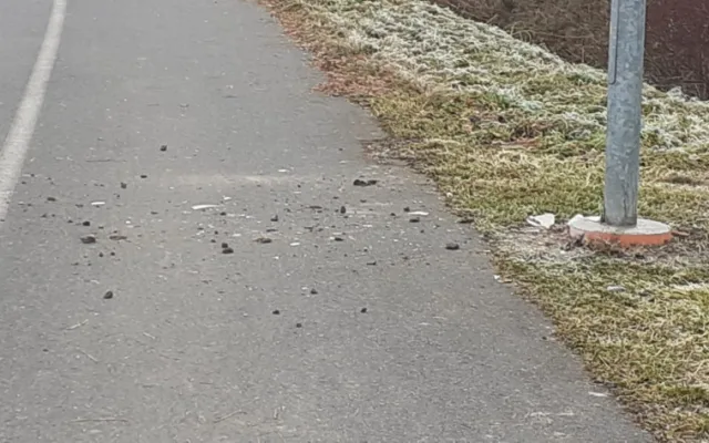 Vandalové v noci zdemolovali lampy na cyklostezce u Litovle. Město hledá svědky