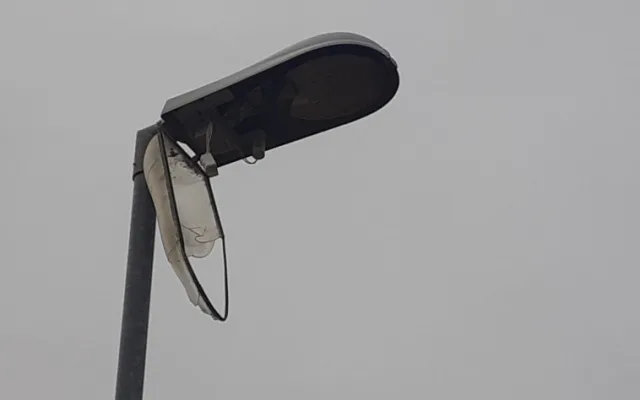 Vandalové v noci zdemolovali lampy na cyklostezce u Litovle. Město hledá svědky