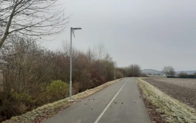 Vandalové v noci zdemolovali lampy na cyklostezce u Litovle. Město hledá svědky