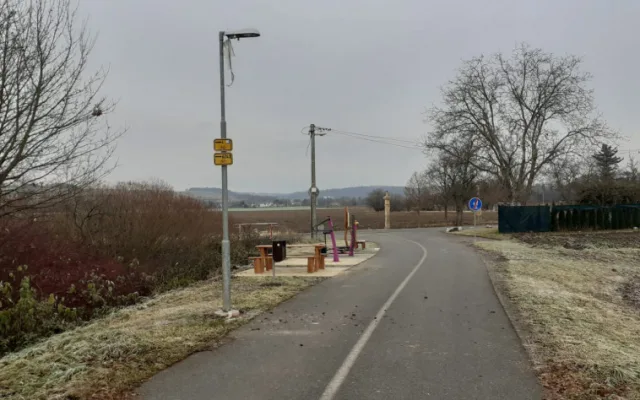 Vandalové v noci zdemolovali lampy na cyklostezce u Litovle. Město hledá svědky