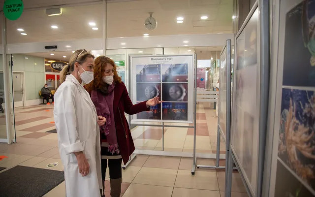 Výstava Rozmazaný svět v foyer budovy A olomoucké fakultní nemocnice