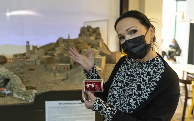Finská zpěvačka Tarja Turunen měla v olomoucké obchodní galerii Šantovka autogramiádu, předtím vkládala figurky do největšího mechanického betlému u nás