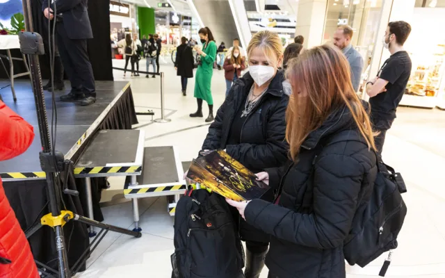 Finská zpěvačka Tarja Turunen měla v olomoucké obchodní galerii Šantovka autogramiádu, předtím vkládala figurky do největšího mechanického betlému u nás