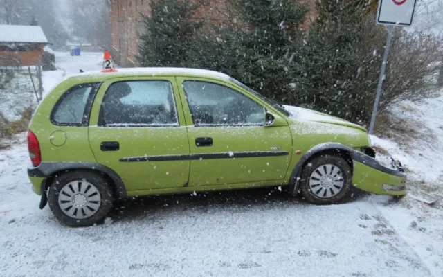 Žena zřejmě usnula za volantem a v Sobotíně projela plantáží s vánočními stromky