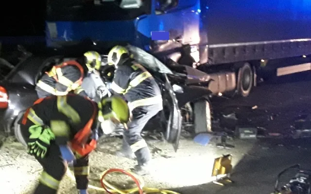 Mladík přežil hrůzostrašnou nehodu. Poděkoval za to šternberským hasičům a přinesl jim čokoládový dort