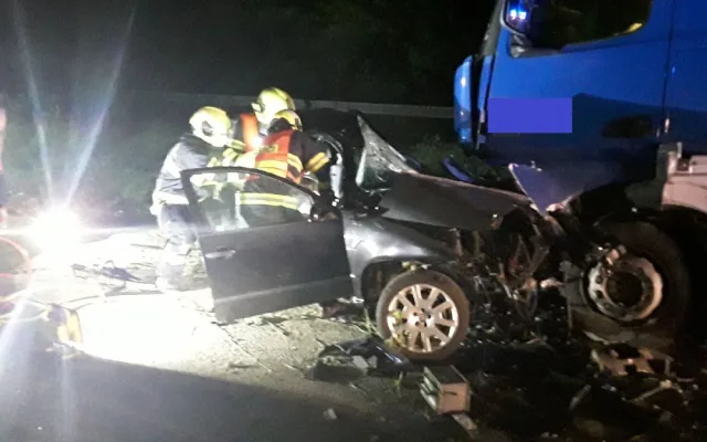 Mladík přežil hrůzostrašnou nehodu. Poděkoval za to šternberským hasičům a přinesl jim čokoládový dort