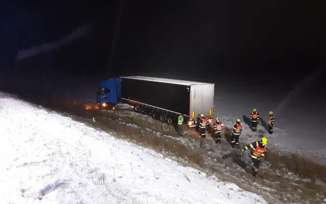 Hasiči měli v Olomoucké kraji přes Vánoce na pilno. Zachraňovali i labuť nebo hasili saunu