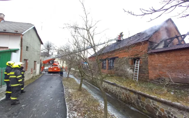 Požár kotelny ve Výklekách způsobil škodu půl milionu. Jeden hasič se zranil