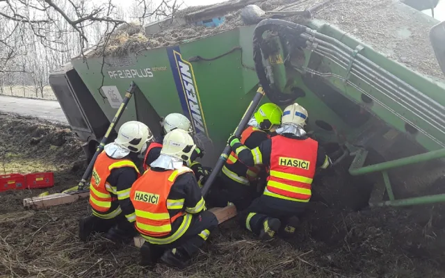 Hasiči v Olomouckém kraji měli pestrý rok. Krokodýl, panda, pes, kůň nebo socha světce