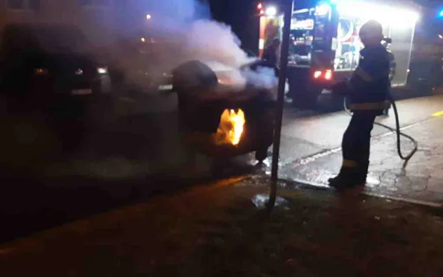 Už osm minut po půlnoci hasiči ve Šternberku likvidovali první požár krabic od zábavní pyrotechniky