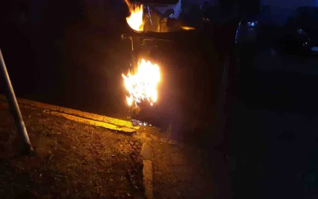 Už osm minut po půlnoci hasiči ve Šternberku likvidovali první požár krabic od zábavní pyrotechniky