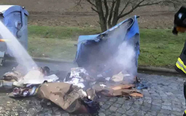 Už osm minut po půlnoci hasiči ve Šternberku likvidovali první požár krabic od zábavní pyrotechniky