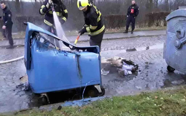 Už osm minut po půlnoci hasiči ve Šternberku likvidovali první požár krabic od zábavní pyrotechniky