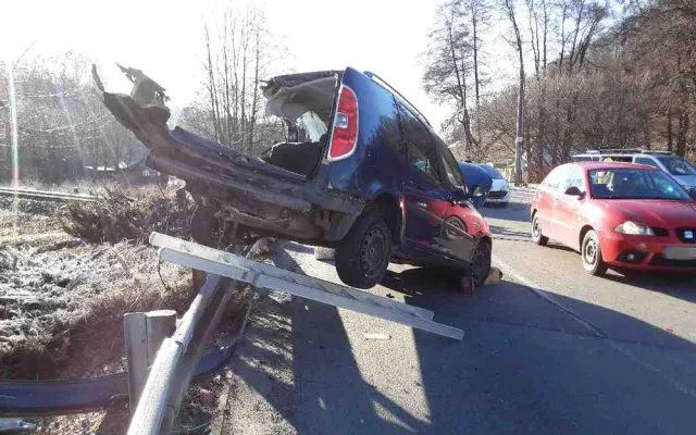 Vlak v Hlubočkách smetl auto z přejezdu. Dva lidé utrpěli zranění, provoz na trati stojí