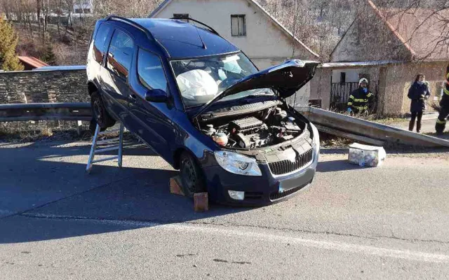 Vlak v Hlubočkách smetl auto z přejezdu. Dva lidé utrpěli zranění, provoz na trati stojí