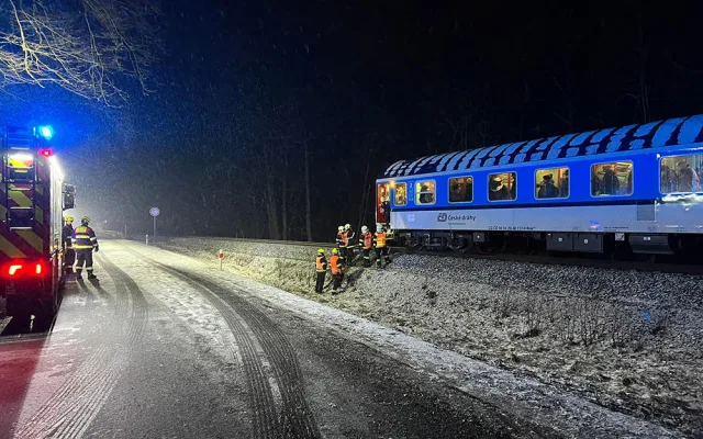 Dopravní nehoda na železnici v Bohdíkově, žena unikla z auta jen krátce před příjezdem spěšného vlaku