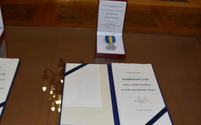 VIDEO: Prostějovští policisté zachránili život prodavači ryb. Mají za to medaile